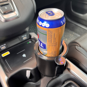 Použití ohřívacího/chladicího držáku nápojů v autě