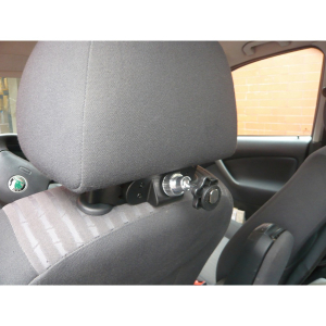 Použití UNI držáku na monitor na opěrce v autě