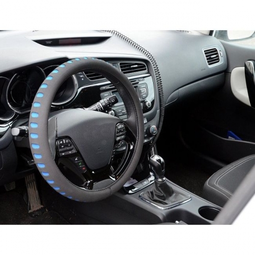 Použitie 37-39cm penového modro-čierneho poťahu volantu Soft v aute