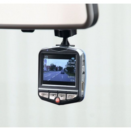 Zobrazenie záznamu na 2,4"LCD FULL HD kamery do auta