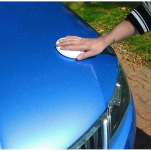 Použitie leštiacej utierky na voskovanie auta