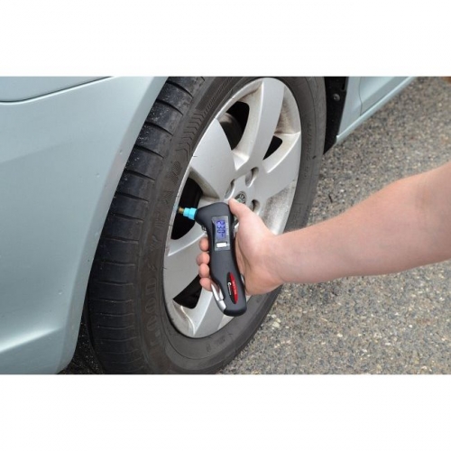 Meranie digitálnym bezpečnostným tlakomerom pneu SAFETY TOOL