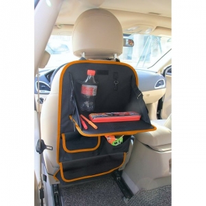 Použitie organizéru so stolíkom v aute na prednej sedačke