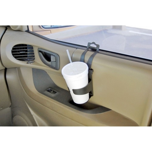Použitie držiaka nápojov v aute