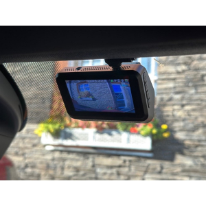 Použitie plochej 2K duálnej kamery do auta s 3,5" LCD, GPS, WiFi, české menu
