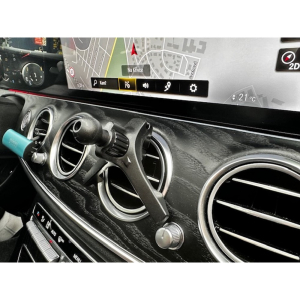 Použitie univerzálneho úchytu držiaka telefónu vo vozidle Mercedes