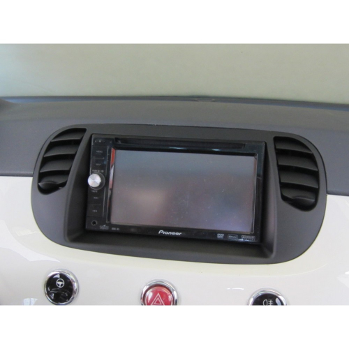 Použitie čierneho matného rámčeka 2DIN autorádia Fiat 500 10/2007