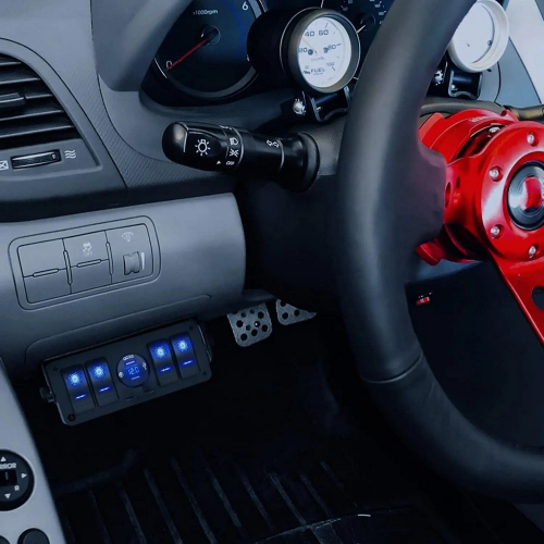 Použitie 12/24V panela so 4 kolískovými spínačmi, 2x USB QC3.0 a voltmetrom