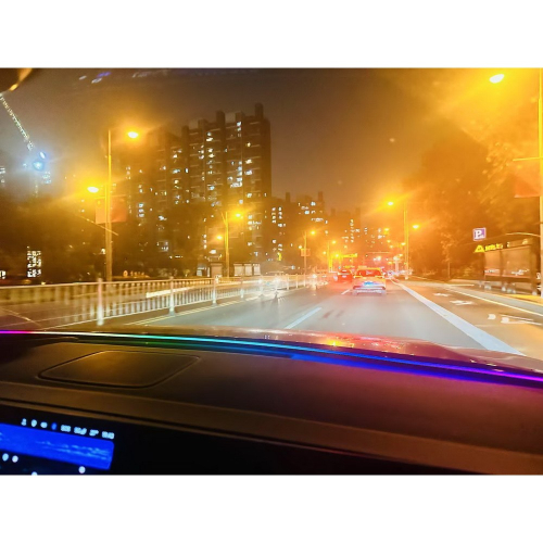 Použitie vnútorného LED ambientného osvetlenia RGB pod predné okno