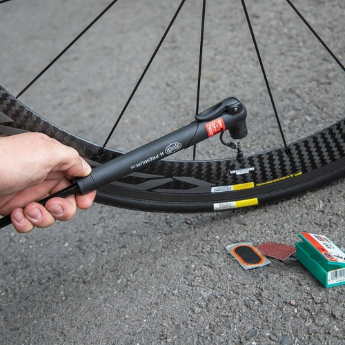 Použitie ručnej pumpy na bicykel 8bar HEYNER