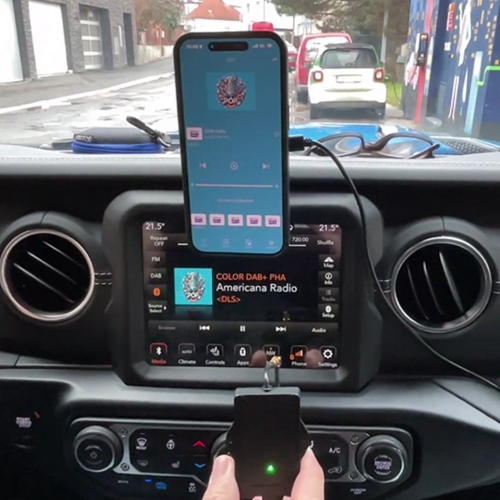 Použití FM + DAB přijímač do auta ovládaným chytrým telefonem