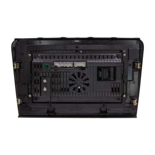 Zadná strana autorádia Škoda Superb s konektormi a chladiacim ventilátorom