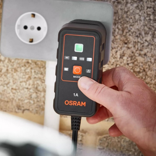 OSRAM BATTERYcharge 901 inteligentná nabíjačka pripojená do zásuvky detail používania