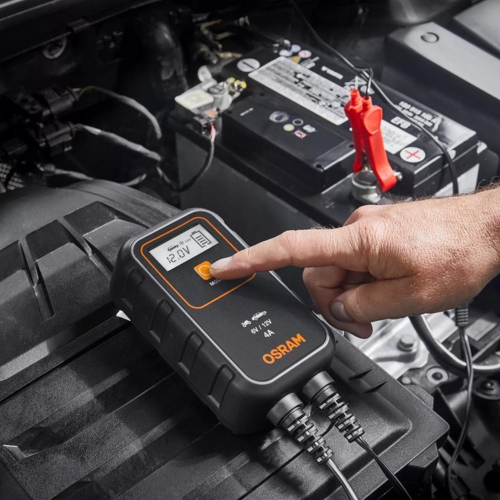 OSRAM BATTERYcharge 904 inteligentná nabíjačka pri nabíjaní autobatérie v motorovom priestore