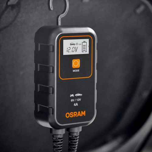 OSRAM BATTERYcharge 904 nabíjačka autobatérie 6V 12V zavesená pri používaní