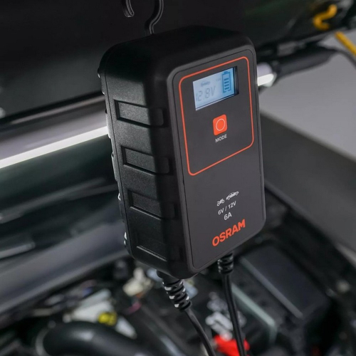 OSRAM BATTERYcharge 908 inteligentná nabíjačka autobatérie 12V 24V 8A zavesená v motorovom priestore