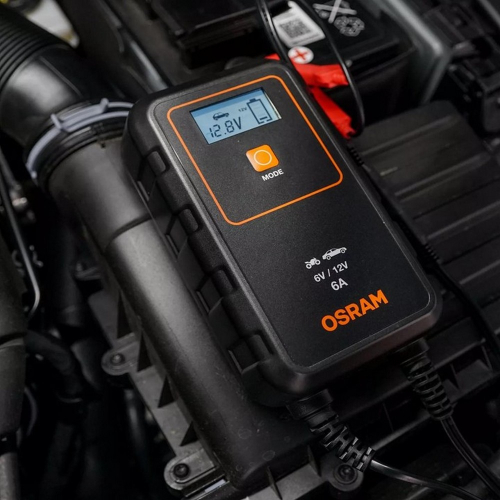 OSRAM BATTERYcharge 908 inteligentná nabíjačka 12V 24V 8A detail používania pri autobatérii