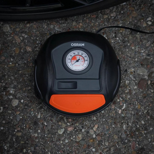 OSRAM TyreInflate 200 analógový kompresor položený na zemi detail použitia