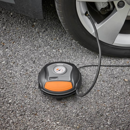 OSRAM TyreInflate 200 kompresor pripojený k pneumatike auta pri hustení