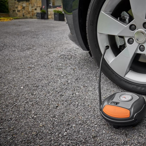 OSRAM TyreInflate 200 detail kompresora pripojeného ku kolesu vozidla