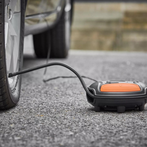 OSRAM TyreInflate 200 detail manipulácie so spodnou časťou a príslušenstvom