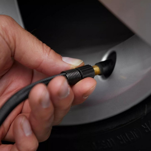 OSRAM TyreInflate 450 detail pripojenia hadice k ventilu pneumatiky