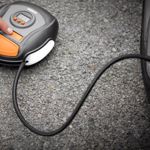 OSRAM TyreInflate 450 kompresor s pripojenou hadicou pri kolese auta