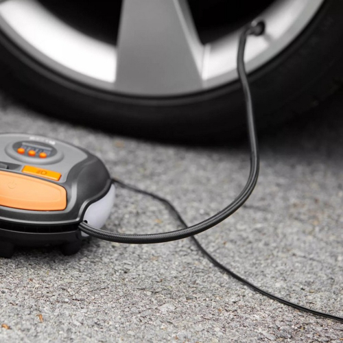 OSRAM TyreInflate 450 detail spodnej časti s uloženým príslušenstvom