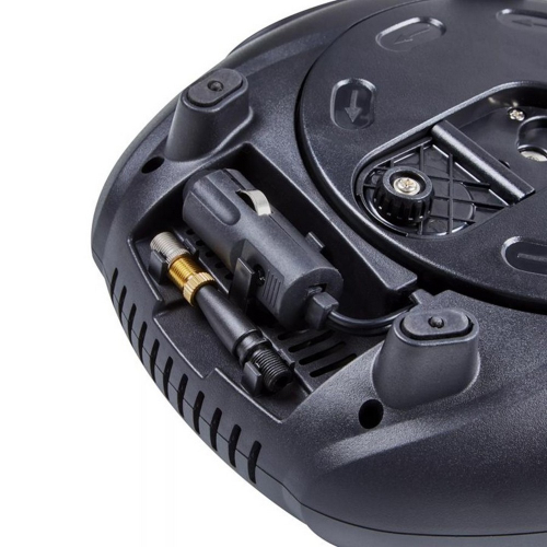 Spodná časť kompresora OSRAM TyreInflate 1000 s uloženými adaptérmi a 12V zástrčkou