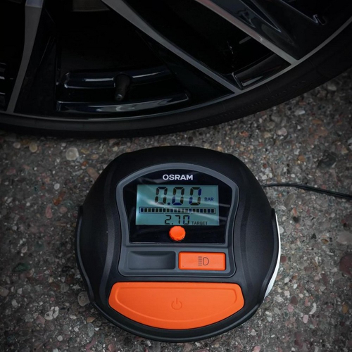 OSRAM TyreInflate 1000 s adaptérom na loptu pri nafukovaní športovej lopty