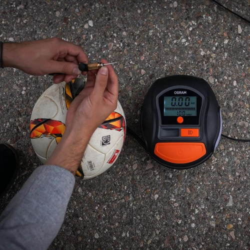 Použitie kompresora OSRAM TyreInflate 1000 pri nafukovaní lopty