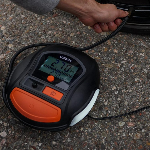 Praktické použitie kompresora OSRAM TyreInflate 1000 vedľa kolesa vozidla