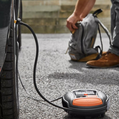 Detail spodnej časti kompresora OSRAM TyreInflate 1000 s 12V napájaním a príslušenstvom