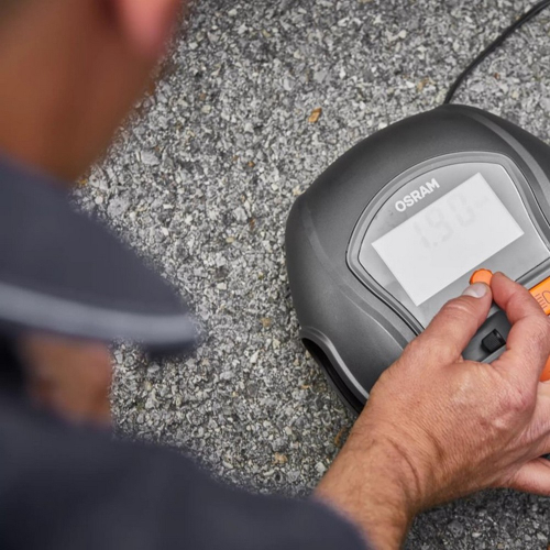 OSRAM TyreInflate 1000 pripravený na hustenie pneumatiky auta pri ceste