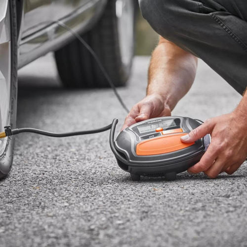 Obsluha kompresora OSRAM TyreInflate 1000 pri hustení pneumatiky vozidla