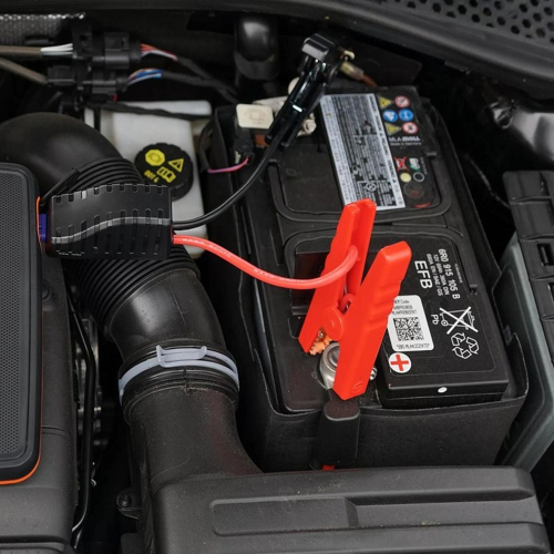 OSRAM BATTERYstart 400 pripojený k autobatérii v motorovom priestore