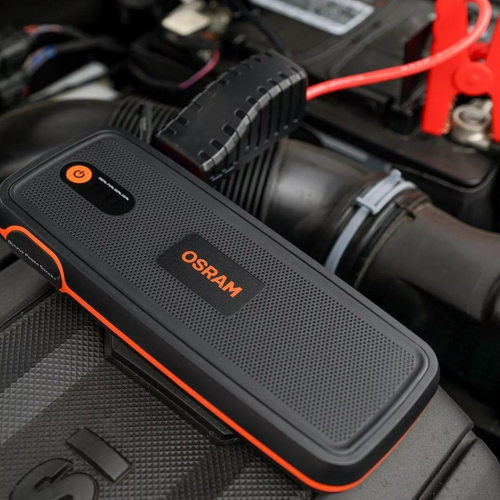 Detail štartovacieho zdroja OSRAM BATTERYstart 400 pri použití v motore auta