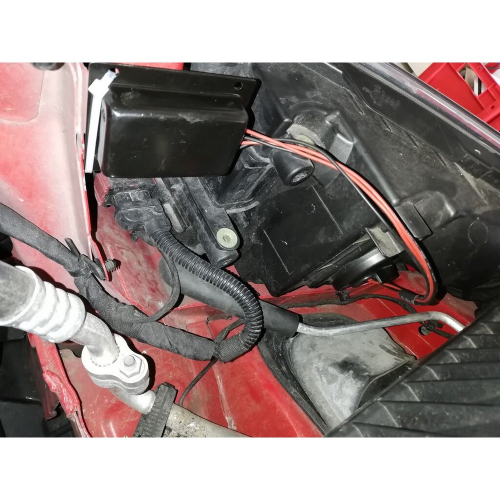 Montáž OSRAM Smart CAN-Bus H7 v priestore svetlometu vozidla