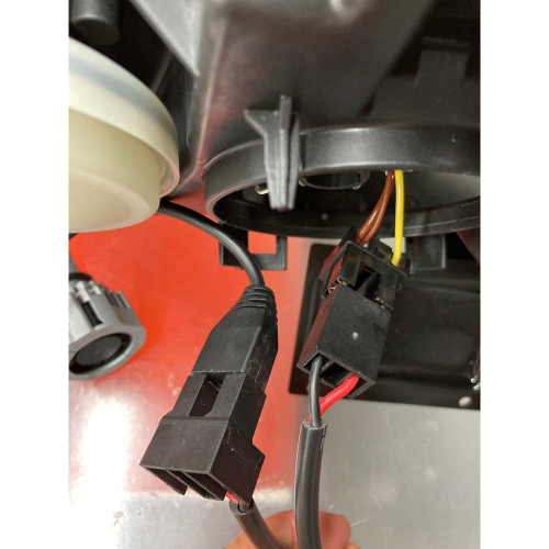 Detail zapojenia OSRAM Smart CAN-Bus H7 v zadnej časti svetlometu vozidla