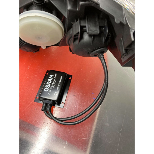 Namontovaný rezistor OSRAM LEDriving Smart CAN-Bus H7 v motorovom priestore pri svetlomete