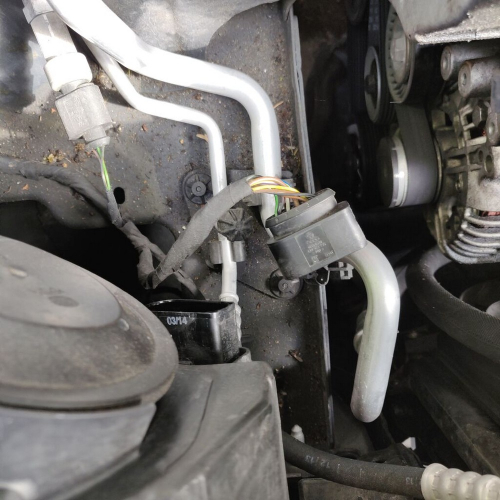 Namontovaný rezistor OSRAM H7 CANBUS v motorovom priestore pri svetlomete vozidla