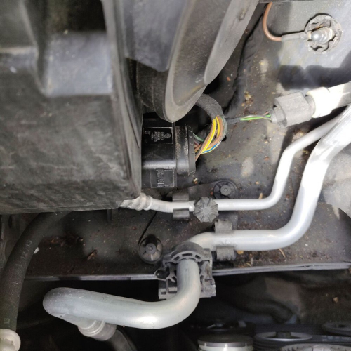 Zapojenie OSRAM H7 LEDriving SMART CANBUS pri zadnej časti svetlometu počas montáže