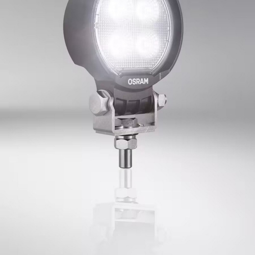 Rozsvietené pracovné LED svetlo OSRAM LEDriving Round WL VX80-WD pre silné osvetlenie pracovného priestoru a okolia vozidla