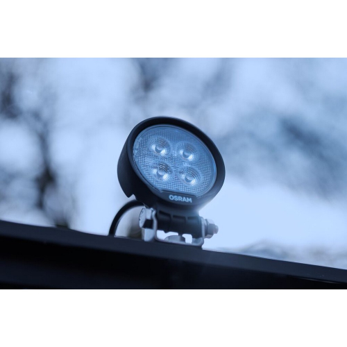 Pracovné LED svetlo OSRAM LEDriving Round WL VX80-WD namontované na vozidle pre lepšiu viditeľnosť pri práci v teréne