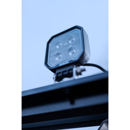 Detail OSRAM Pracovného LED svetla LEDriving Cube WL VX80-WD po montáži na pracovné alebo úžitkové vozidlo