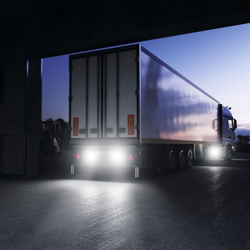 OSRAM LED cúvacie svetlo FX120S-WD pri cúvaní nákladného vozidla v noci