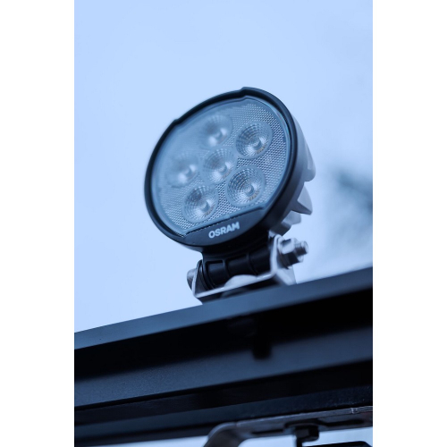 Detail pracovného LED svetla OSRAM LEDriving Round WL VX100-WD na vozidle za šera