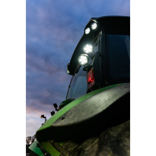 Pracovné LED svetlá OSRAM LEDriving Round WL VX100-WD namontované na traktore