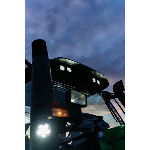 Pracovné LED svetlo OSRAM LEDriving Round WL VX100-WD na traktore v detailnom zábere