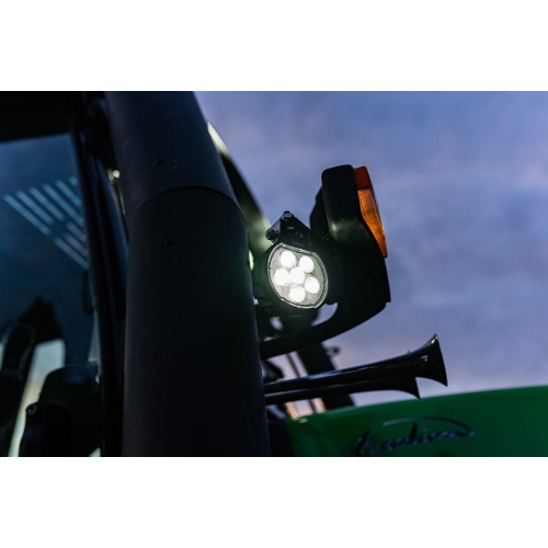 Detail pracovného LED svetla OSRAM LEDriving Round WL VX100-WD namontovaného na traktore